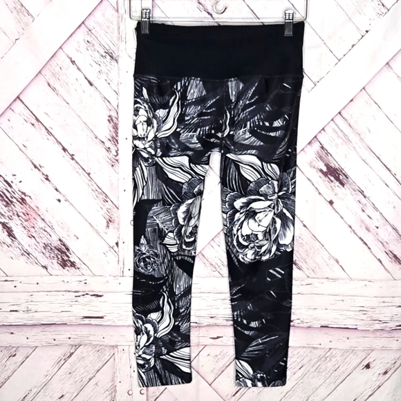 Oakley Icon Capri Cropped Legging - Picture 3 of 3